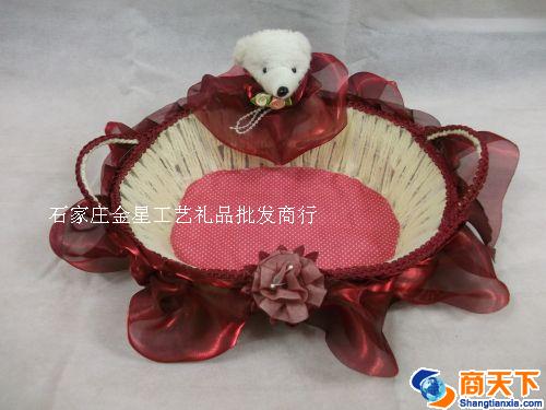 红色椭圆形带小熊编织筐