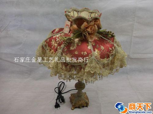 红色工艺台灯