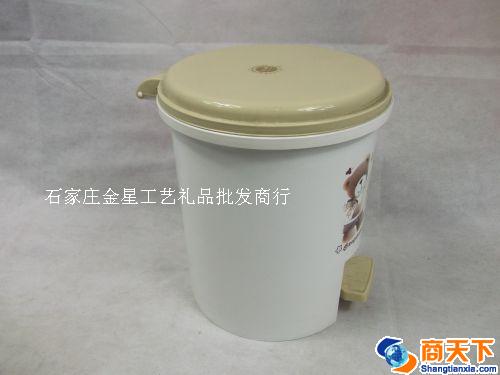 脚踩垃圾箱