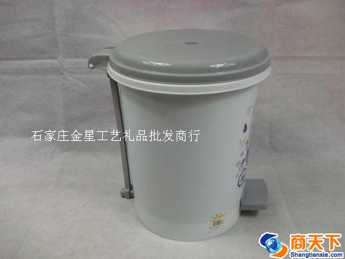 垃圾箱 脚踩垃圾箱